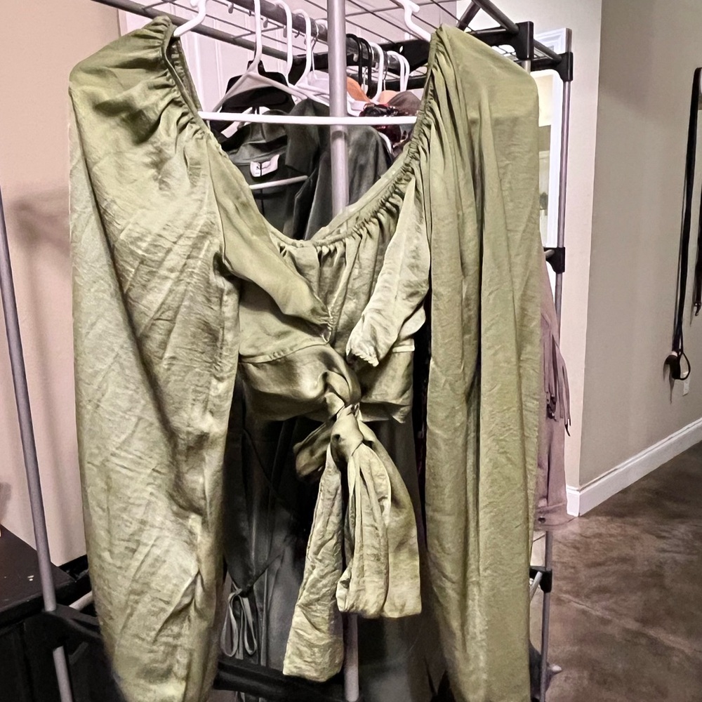 Windsor Olive Ruched Crop Top - Picture 3 of 3